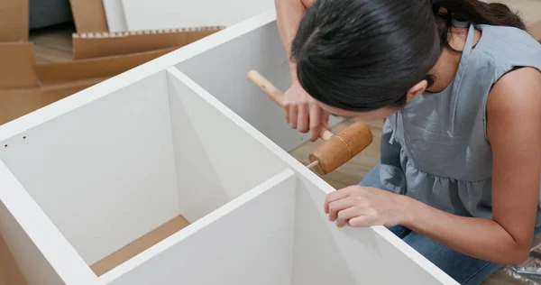 Woman Assembling Shelf — Stock Photo, Image