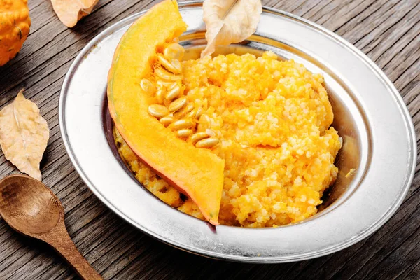 Zelfgemaakte Lekkere Pap Met Sinaasappelpompoen Witte Achtergrond Gezond Ontbijt — Stockfoto