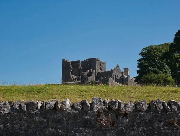 Vista Roca Cashel Irlanda Con Muro Piedra Primer Plano — Foto de Stock