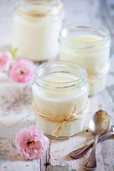 Gläser Hausgemachten Vanillepudding Mit Rosenextrakt — Stockfoto