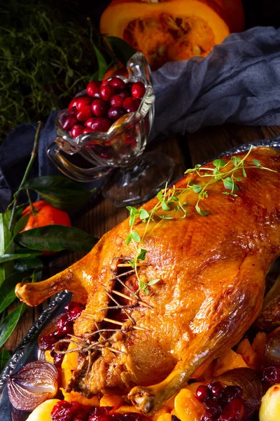 Leckere Ente Gebraten Mit Thymian Und Apfel — Stockfoto