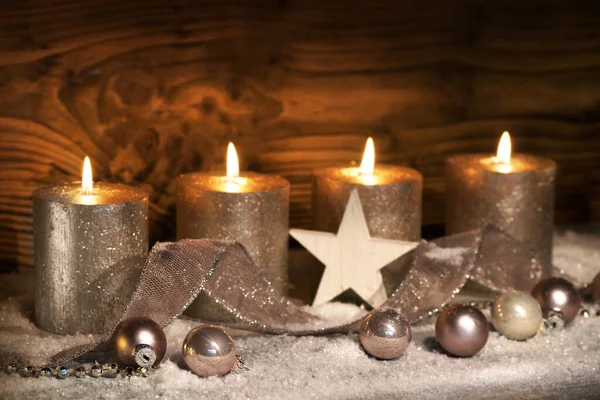 Χριστουγεννιάτικη Διακόσμηση Τέσσερις Τυχοδιώκτες Κεριά Μπροστά Από Ένα Ρουστίκ Ξύλινο — Φωτογραφία Αρχείου