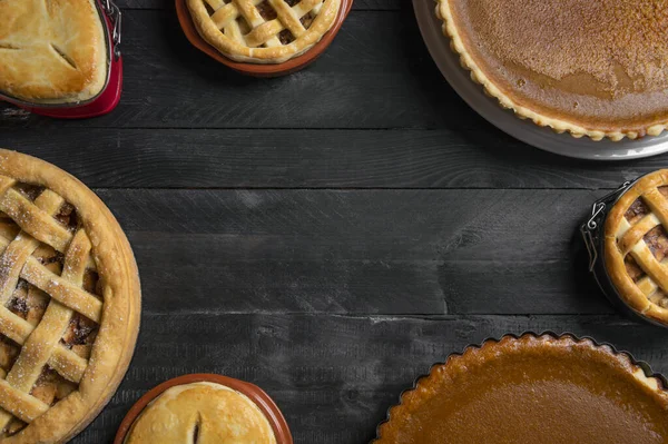 Keukentafel Vol Met Verschillende Taarten Pompoentaarten Appeltaarten Met Lege Ruimte — Stockfoto