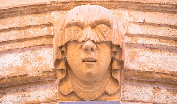 Detalle Gótico Retrato Mujer Joven Entrada Edificio 200 Años Ciudad —  Fotos de Stock