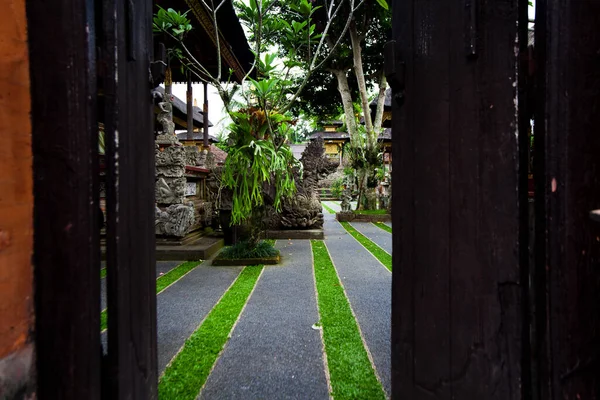 有热带花园的佛教圣殿 — 图库照片