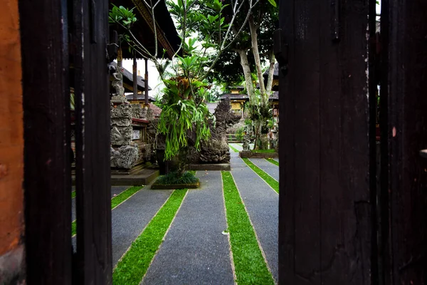 Tempio Buddista Con Giardino Tropicale — Foto Stock