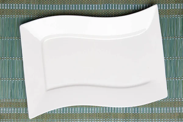 Placa Branca Vazia Guardanapo Verde Toalha Mesa Vista Superior Modelo — Fotografia de Stock