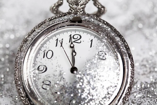 Παλιά Closeup Ασημένιο Ρολόι Μεσάνυχτα Νέο Έτος Πρωτότ — Φωτογραφία Αρχείου