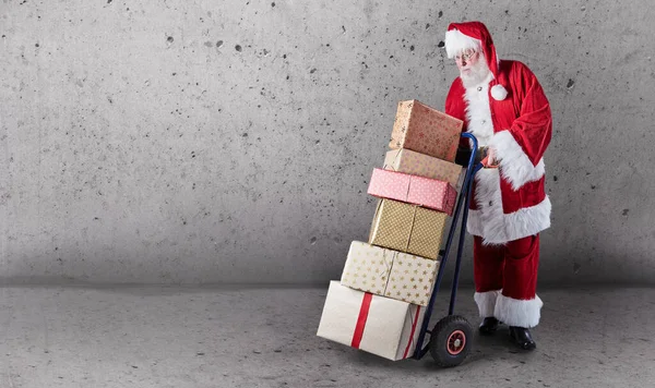 Santa Claus Dárky Naskládané Vozíku Poštovní Téma Jednoduchým Pozadím Kopírovat — Stock fotografie