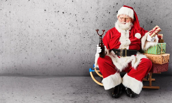 Papai Noel Sentado Trenó Com Presentes Natal Presentes Fundo Simples — Fotografia de Stock