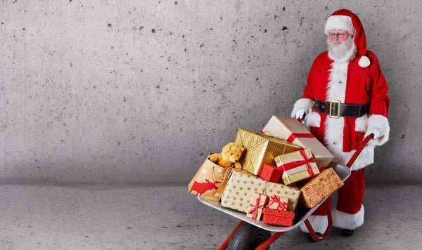 Santa Claus Con Una Carretilla Llena Regalos Navidad Regalos Sobre — Foto de Stock