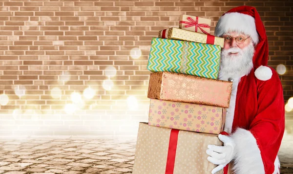 Papá Noel Sosteniendo Una Pila Regalos Navidad Papel Colorido Frente — Foto de Stock