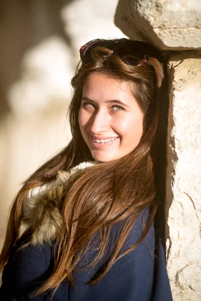 Hermosa Joven Feliz Posando Aire Libre Cerca Del Edificio Viejo —  Fotos de Stock