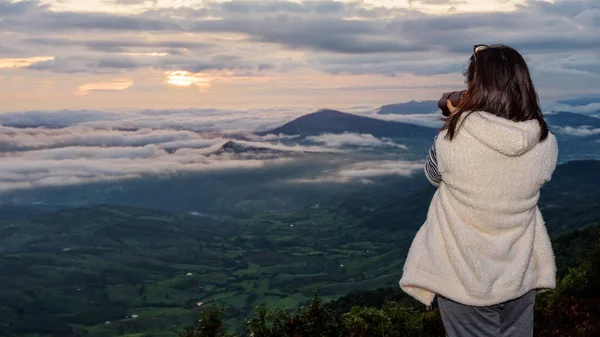 Γυναίκα Τουριστικά Χρησιμοποιώντας Μια Φωτογραφική Μηχανή Dslr Φωτογράφηση Τοπίο Βουνού — Φωτογραφία Αρχείου