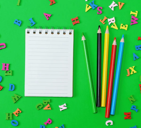 Cuaderno Abierto Con Hojas Blancas Blanco Línea Lápices Madera Colores —  Fotos de Stock