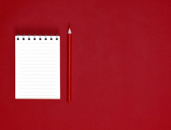 小笔记本与空的白色床单在线和红色木制铅笔 红色背景 空白空间 — 图库照片