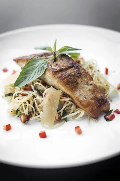 Rybí Filé Čerstvé Tresky Míchaný Těstoviny Špagety Parmazán — Stock fotografie