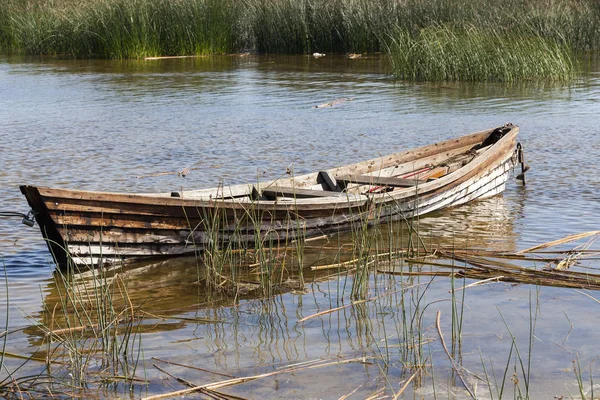 Старая Деревянная Лодка Возле Озера Используется Местными Жителями Рыбалки Лодка — стоковое фото
