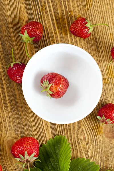 Strawberries White Bowl Wooden Table Green Strawberry Foliage — Stock Photo, Image