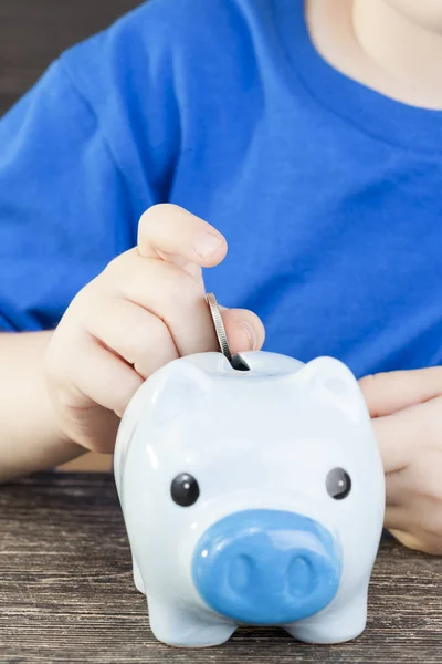 子供が貯金 ポケットマネー ブタの形をした貯金箱を折りたたんで貯めるコインのための青い銀行 — ストック写真
