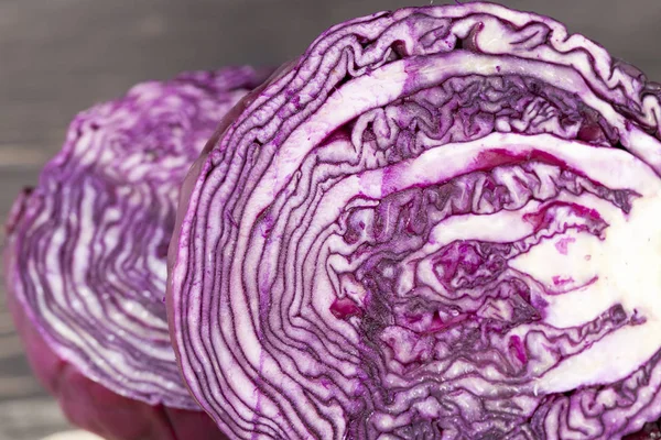 美しい珍しい色のサラダを作るためにボウルにスライスされた紫色のキャベツ 植物の詳細 — ストック写真