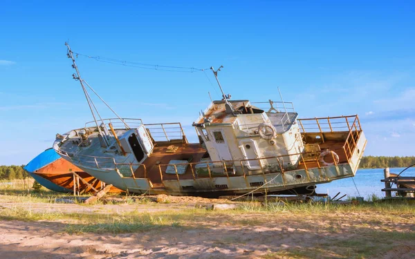 Velhos Navios Pesca Enferrujados Abandonados Margem Rio Arenoso Dia Ensolarado — Fotografia de Stock