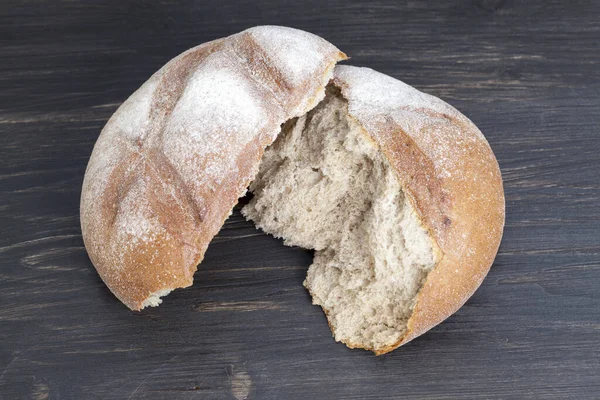 Gebroken Licht Brood Een Houten Tafel — Stockfoto