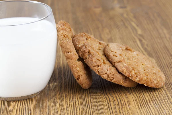 Bicchiere Latte Fresco Bianco Biscotti Fatti Casa Croccanti Sul Tavolo — Foto Stock