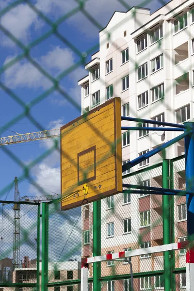 Ein Schild Und Ein Metallring Zum Basketballspielen Auf Der Straße — Stockfoto