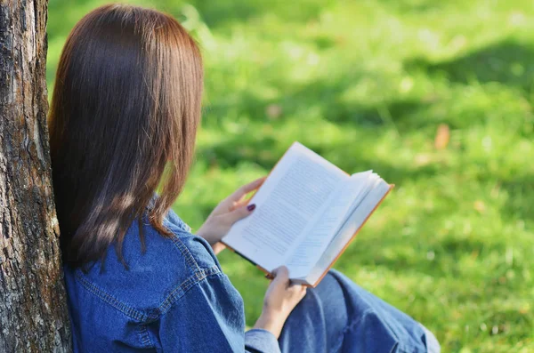 Krásná Šťastná Mladá Dívka Student Čtení Knihy Sedí Zelené Trávě — Stock fotografie