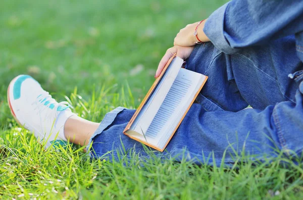 Mladá Dívka Uvolnila Při Čtení Zajímavé Knihy Sedící Vedle Stromu — Stock fotografie