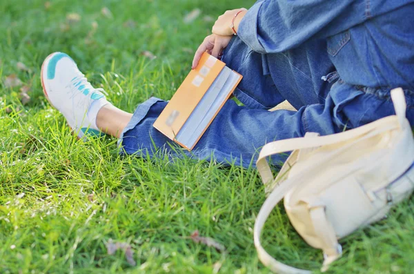 Belle Jeune Étudiante Heureuse Assise Sur Herbe Verte Près Sac — Photo