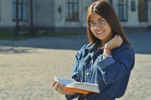 Studenten Lezen Een Boek Een Boek Campus Van Universiteit — Stockfoto