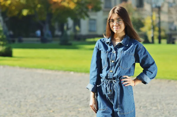 Eine Junge Schöne Studentin Asiatischen Aussehens Steht Jeansanzug Neben Dem — Stockfoto