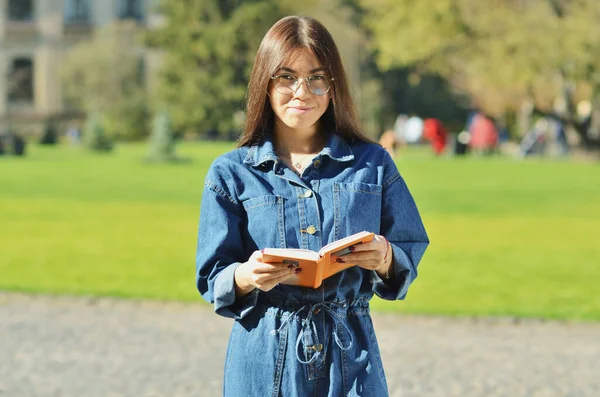 Étudiant Intelligent Avec Des Lunettes Lisant Livre Sur Campus Dans — Photo