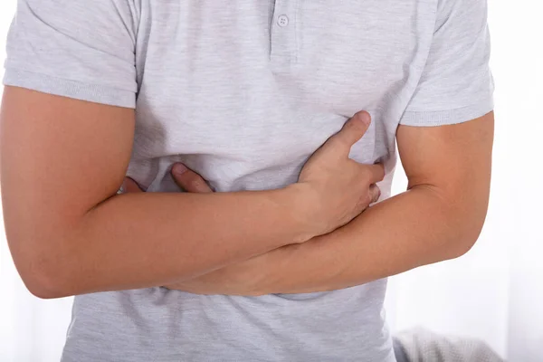 Vista Sección Media Hombre Con Dolor Sosteniendo Estómago — Foto de Stock