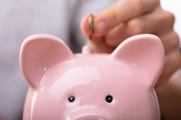 Primer Plano Mano Una Persona Que Inserta Moneda Pink Piggybank — Foto de Stock