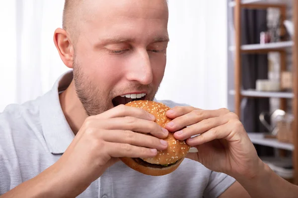 Close Young Man Eating Fresh Burger — Stock Photo, Image