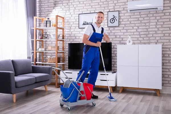 Retrato Conserje Masculino Feliz Pie Sala Estar — Foto de Stock