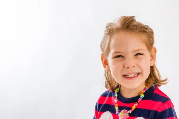 Niña Linda Mirando Con Cara Feliz —  Fotos de Stock