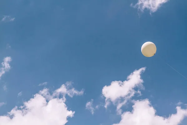 Mükemmel Bulutlu Mavi Gökyüzünde Uçan Beyaz Balon — Stok fotoğraf