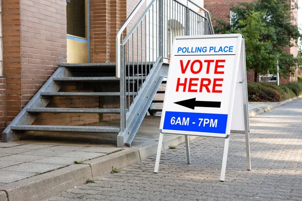 Wahllokal Wählen Hier Zeichen Auf Weißem Brett Der Nähe Des — Stockfoto