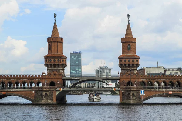 Німеччина Берлін Обербаум Міст — стокове фото