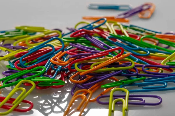 Pinzas Papel Colores Esparcidas Sobre Mesa Sobre Fondo Claro — Foto de Stock