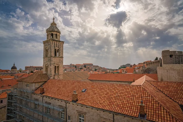 Torre Sino Igreja Telhado Uma Antiga Casa Dubrovnik Vista Das — Fotografia de Stock