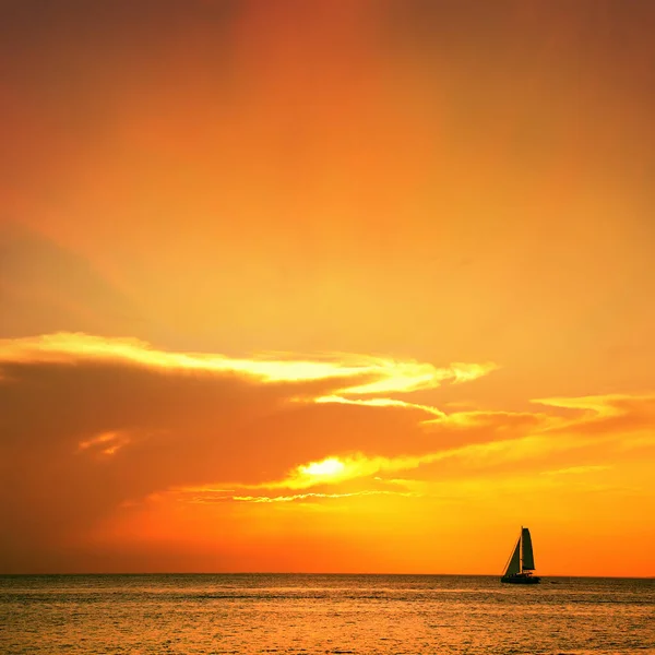 Immagine Colore Arancione Paesaggio Marino Con Mare Lucido Barca Vela — Foto Stock