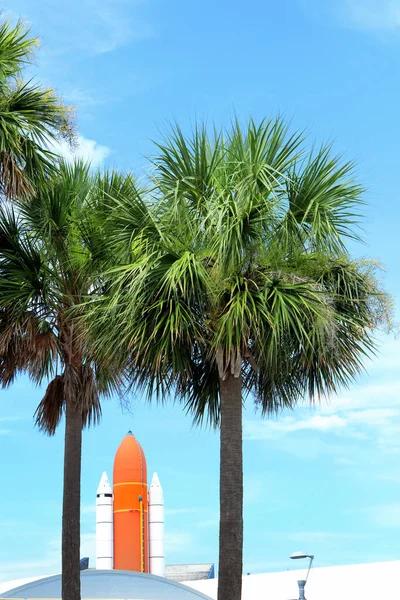 Kennedy Space Center Eingang Mit Weltraumrakete Und Palmen Über Blauem — Stockfoto