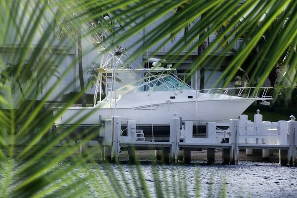 Закрыть Припаркованную Лодку Причала Канале Флориде Сша — стоковое фото