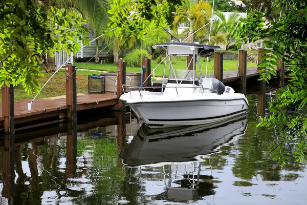 Cerca Barco Aparcado Muelle Canal Florida — Foto de Stock