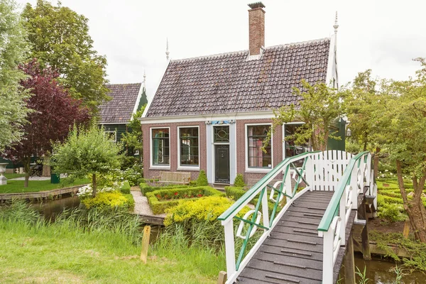 Tipica Casa Mattoni Olandese Con Canale Acqua Giardino Ponte Legno — Foto Stock